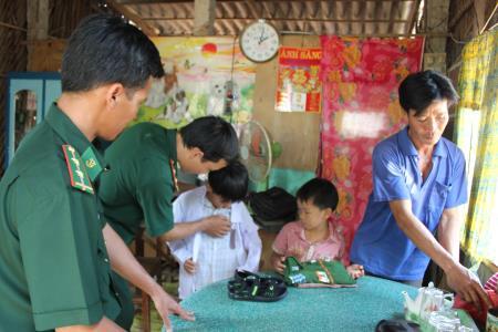 Đồn BP Phú Tân tặng quà Tết cho các gia đình khó khăn