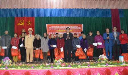 “Tết ấm yêu thương” đến với đồng bào nghèo biên giới Hà Tĩnh