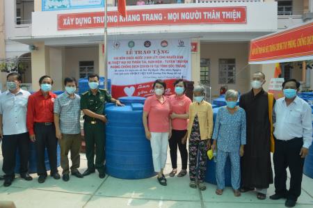 Trao tặng 104 bồn chứa nước cho nhân dân và đồn Biên phòng trên địa bàn huyện Cù Lao Dung