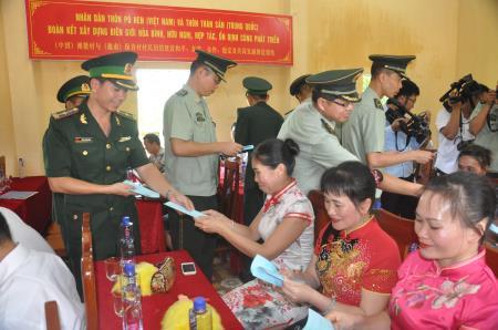 Sơ kết 3 năm kết nghĩa giữa thôn Pò Hèn (Việt Nam) và thôn Thán Sản (Trung Quốc)