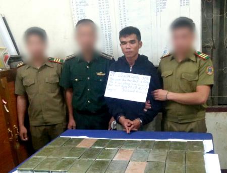 Bắt 2 đối tượng vận chuyển 32 bánh heroin từ Lào về Việt Nam