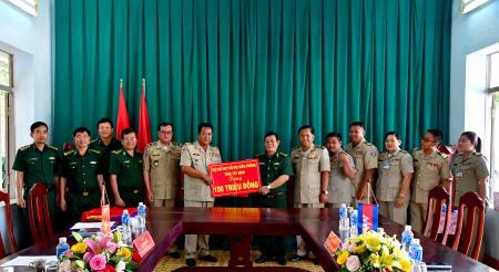 Hỗ trợ 100 triệu đồng cho lực lượng bảo vệ biên giới tỉnh Svay Rieng