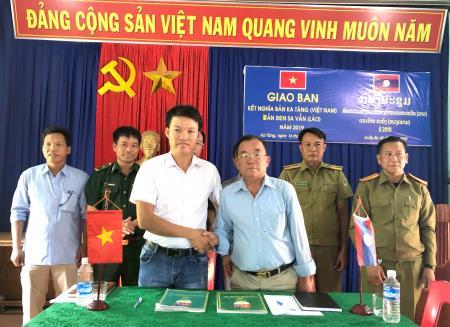 Giao ban kết nghĩa giữa bản Ka Tăng và bản Đen Xa Vẳn