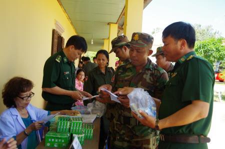 BĐBP Bình Phước khám bệnh cho lực lượng vũ trang Campuchia