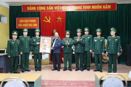 "Tạo điều kiện cho hàng hóa qua lại cửa khẩu, xây dựng biên giới hòa bình, hữu nghị"