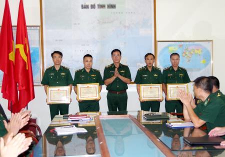 Tặng thưởng lực lượng tham gia bắt các đối tượng trộm cắp xe máy bán qua biên giới