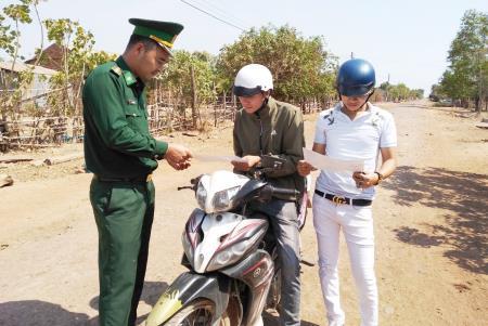 Nâng cao ý thức chấp hành pháp luật về giao thông cho quân và dân biên giới