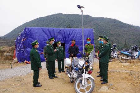 Kiểm tra các chốt chống dịch Covid-19 trên biên giới
