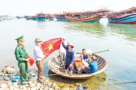 Cờ Tổ quốc trên những con tàu vươn khơi