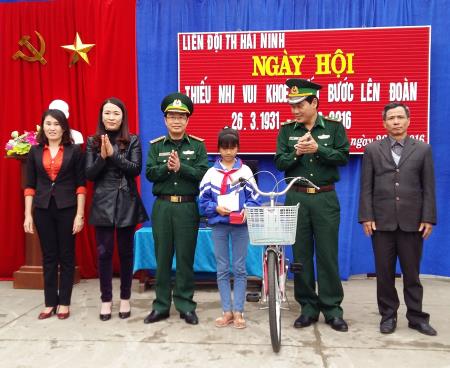 BĐBP Quảng Bình "nâng bước" cho gần 100 em học sinh đến trường