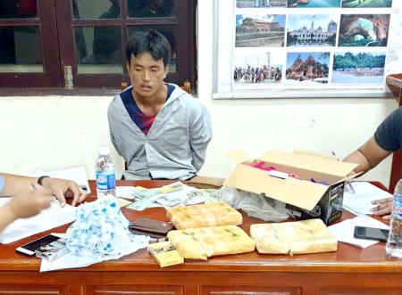 Bắt hai đối tượng vận chuyển 20.000 viên ma túy trong đêm