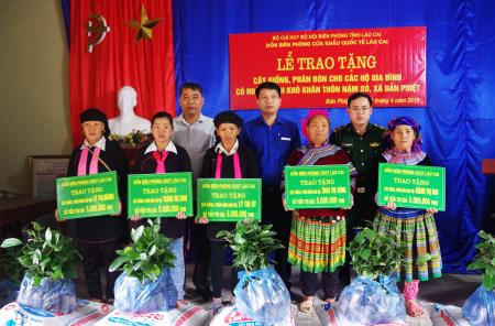 Đồn Biên phòng cửa khẩu quốc tế Lào Cai tặng cây giống cho các hộ nghèo biên giới