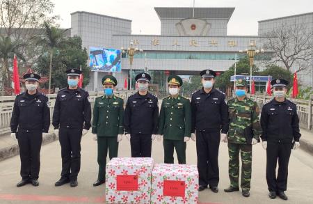 BĐBP Cao Bằng tặng khẩu trang y tế cho lực lượng bảo vệ biên giới Trung Quốc