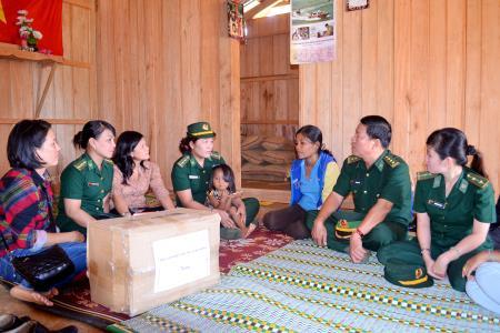 Nữ nghệ sĩ có đôi chân “vạn dặm”