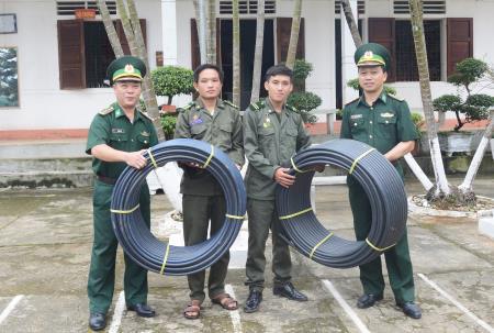 Hỗ trợ 400m ống nước cho Đại đội Biên phòng 217, Lào