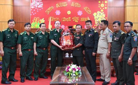 Lực lượng vũ trang 3 tỉnh Campuchia chúc tết BĐBP Bình Phước