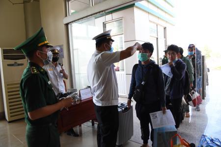 100% người qua lại đều phải kê khai y tế và kiểm tra thân nhiệt
