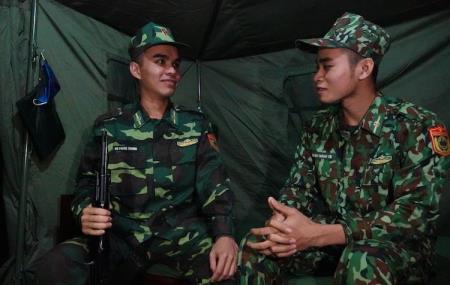 Những học viên lên canh biên giới để kiểm soát dịch Covid-19