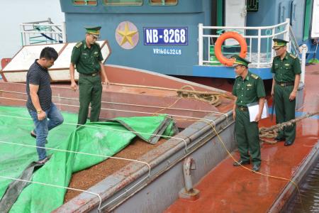 Tạm giữ phương tiện chở 850 tấn quặng sắt trái phép