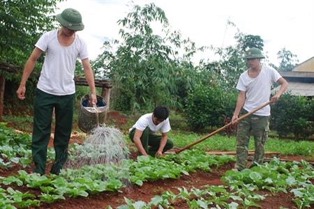 Ia Nan vững vàng hai sắc lính