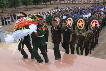 Đoàn cán bộ Quân đội Campuchia viếng liệt sĩ quân tình nguyện Việt Nam tại Gia Lai