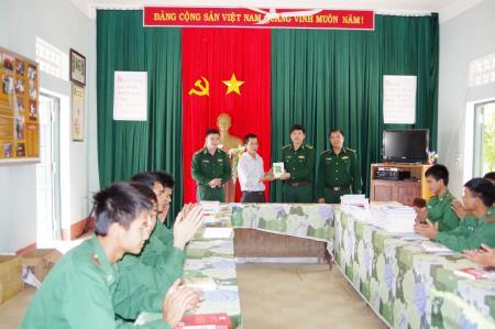 Thư viên tỉnh Kon Tum tặng sách cho các đồn Biên phòng
