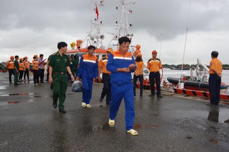 Kịp thời cứu 5 ngư dân bị mắc kẹt trên tàu cá ở biển Vũng Tàu do bão số 9