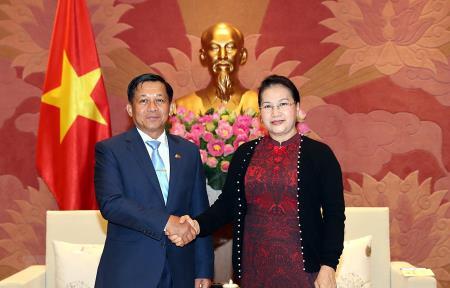 Chủ tịch Quốc hội tiếp Tổng Tư lệnh các lực lượng vũ trang Myanmar