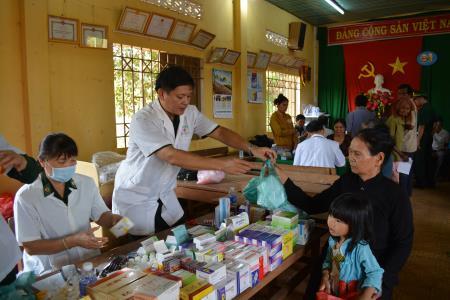 Khám bệnh, tặng quà đồng bào nghèo biên giới Bình Phước