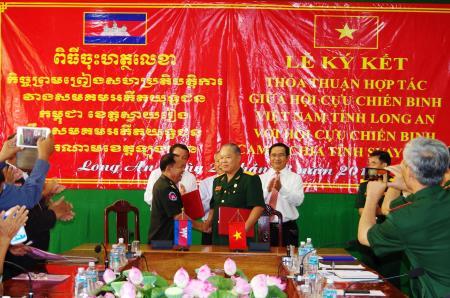 Hội Cựu chiến binh tỉnh Long An và Hội Cựu chiến binh tỉnh Svay Rieng ký kết hợp tác