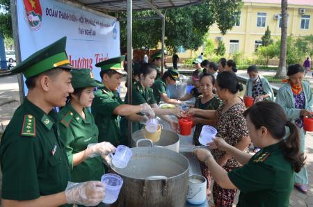Bát cháo tình thương của người lính Biên phòng xứ Nghệ