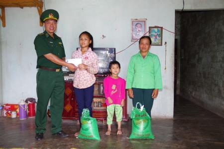 Đỡ đầu 66 em học sinh có hoàn cảnh khó khăn