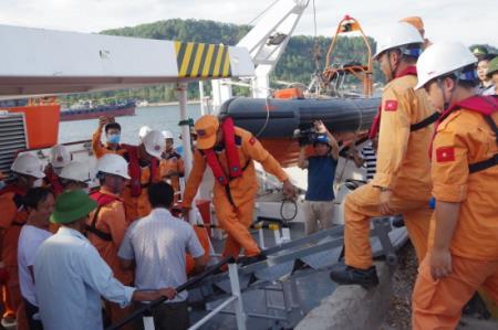 Nỗ lực tìm kiếm ngư dân mất tích trong vụ chìm tàu cá NA 95899