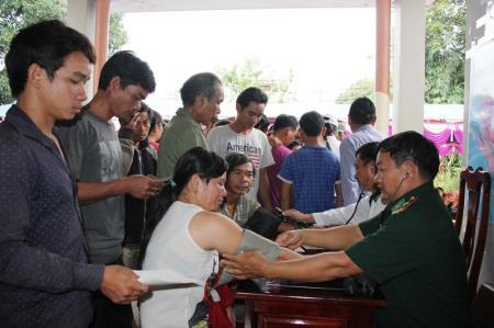 Khám bệnh, cấp thuốc miễn phí cho người dân xã biên giới Đắk Ơ
