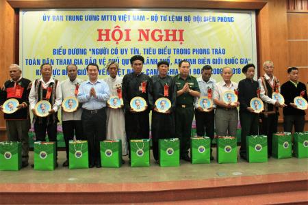 Biểu dương người có uy tín tiêu biểu tại 10 tỉnh biên giới Việt Nam - Campuchia
