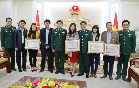 Tặng Kỷ niệm chương “Vì chủ quyền an ninh biên giới” cho Trung tâm tin tức VTV24