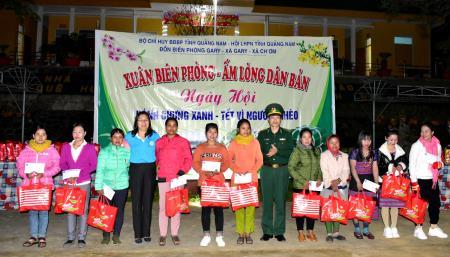 Tặng quà tết cho nhân dân tại 3 xã biên giới huyện Tây Giang