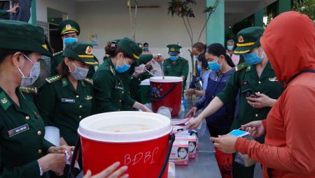 Phát cháo và khẩu trang cho bệnh nhân nghèo