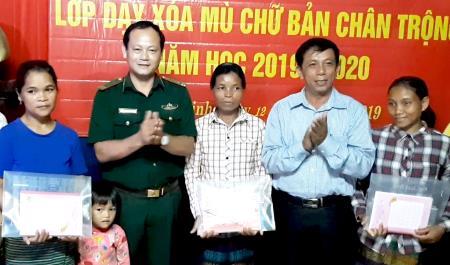 Khai giảng lớp học "đặc biệt" cho đồng bào Vân Kiều