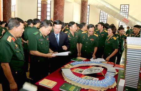 Những bông hoa tươi thắm trong vườn hoa thi đua của toàn quân
