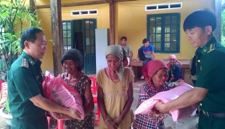 Đồn Ia Puch trao quà cho gia đình khó khăn và bệnh nhân phong