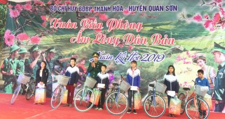 Ấm áp "Xuân Biên phòng, ấm lòng dân bản" tại Quan Sơn
