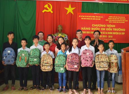 Tặng quà học sinh có hoàn cảnh khó khăn ở vùng biên giới Ea Bung