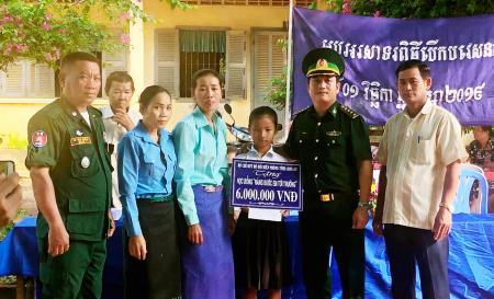 Chắp cánh ước mơ cho các học sinh nghèo