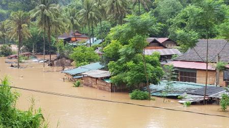 Nghệ An: Nhiều bản làng miền núi bị cô lập do mưa lũ, sạt lở đất