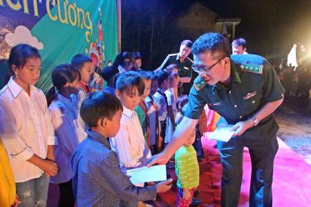 "Trung thu biên cương" đến với hơn 1.000 trẻ em nghèo miền núi Hà Giang