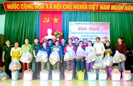 Tọa đàm và trao quà cho phụ nữ có hoàn cảnh khó khăn
