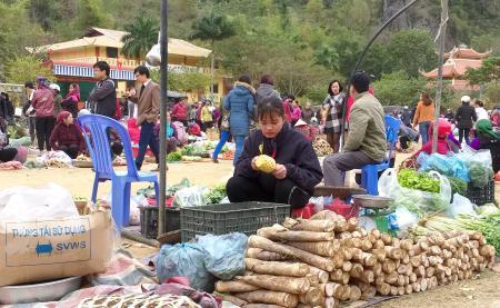Chợ phiên giữa miền ban trắng