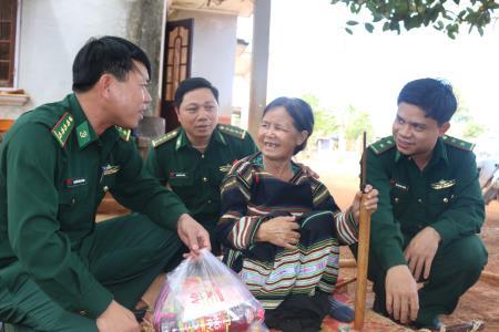Bản nhạc tình người ngân vang trên biên giới