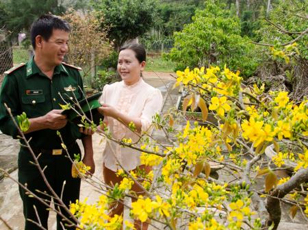 Chồng vắng nhà ngày Xuân